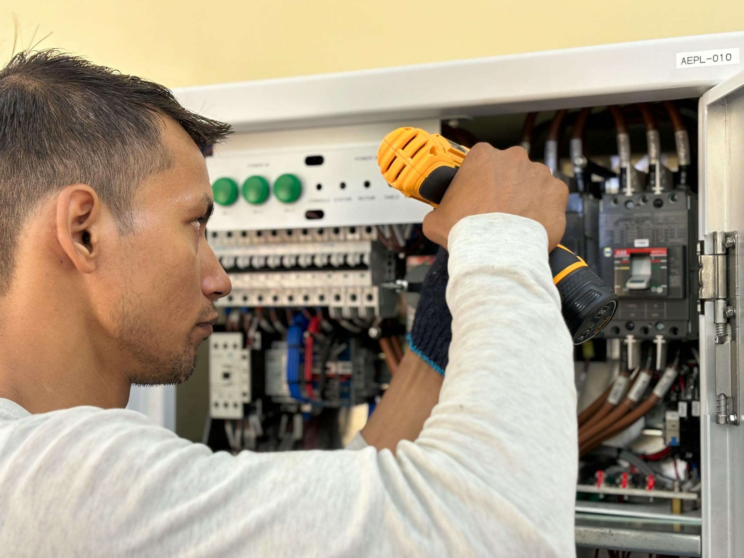 IRVE-elektricien aan het werk op een installatie